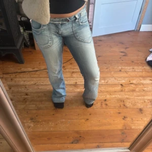 Lågmidjade jeans - Säljer mina lågmidjade jeans för att de inte satt så bra på mig! Lånade bilder av tjejen jag köpte av😇