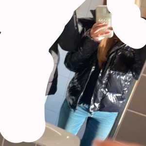 Svart pufferjacka från Calvin Klein - Säljer en svart, slutsåld jacka från Calvin Klein. Storlek S. Nypris på jackorna är runt 3000. Köpt i nyskick här på plick förra vintern för 3200.