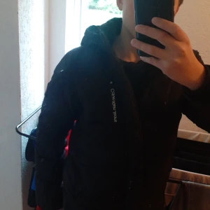 Svart pufferjacka Calvin Klein Jeans - Jackan är inköpt från kidsandbrandstore för runt 2000,den är använd i en halv vinter. Jackan passar dig som har storlek XS och M