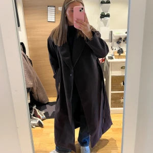 Brun lång kappa  - Aldrig använd, priset kvar, slutsåld, köpt för 899kr!💕