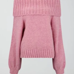 Rosa offshoulder stickad tröja - Superfin rosa stickad tröja med bred offshoulder-krage och långa ärmar. Tröjan har en mysig och oversized känsla med ribbade muddar vid ärmslut och nederkant. Perfekt för att hålla sig varm och snygg under kyliga dagar.