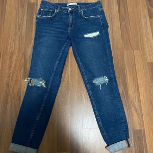 Blå jeans från Ginatricot  - Jeans från Gina i storlek 31