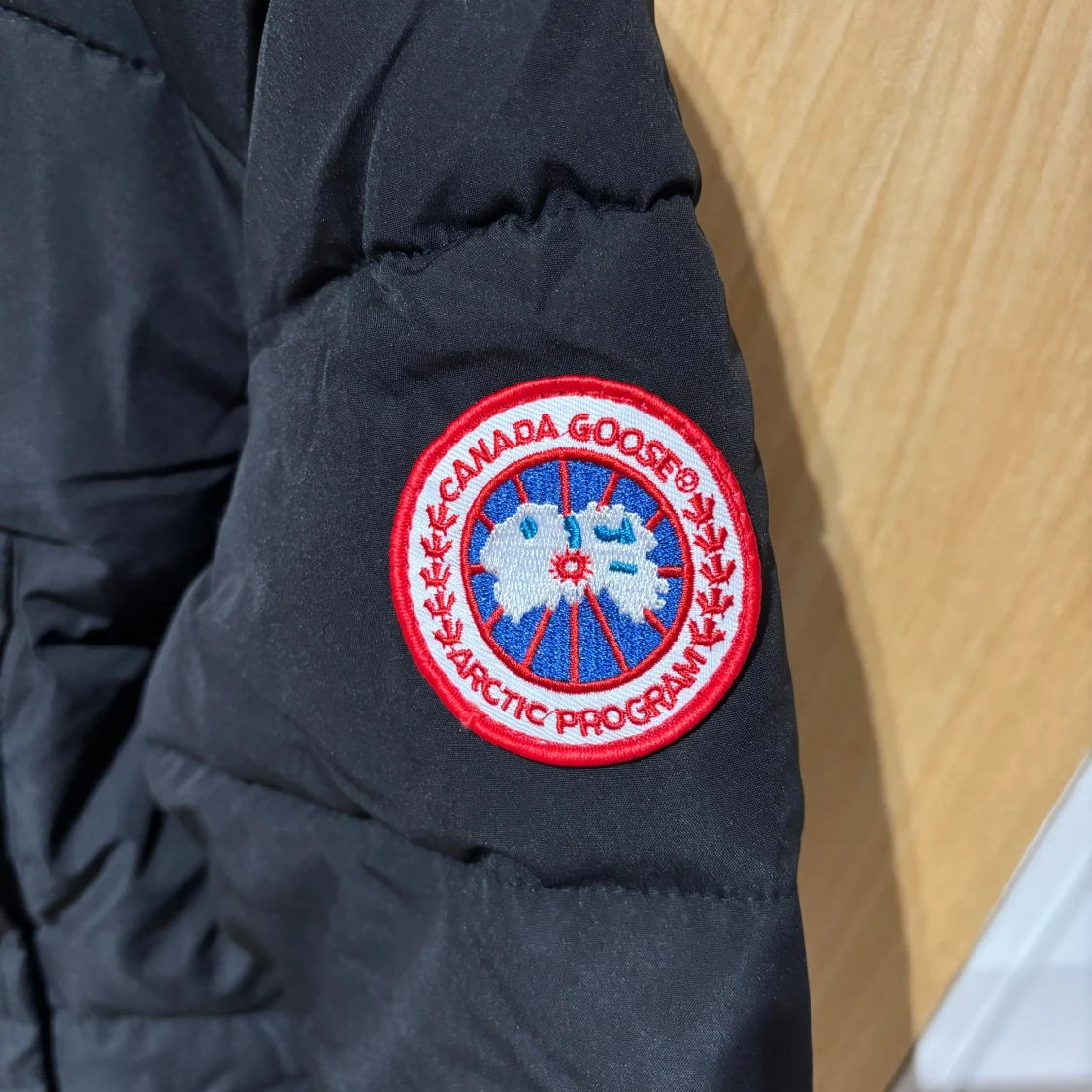 Svart dunjacka m. päls - Canada Goose Wyndham Strl. L - 2