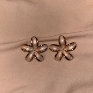 Blommiga örhängen i guld - Superfina örhängen som aldrig användts ☺️☺️