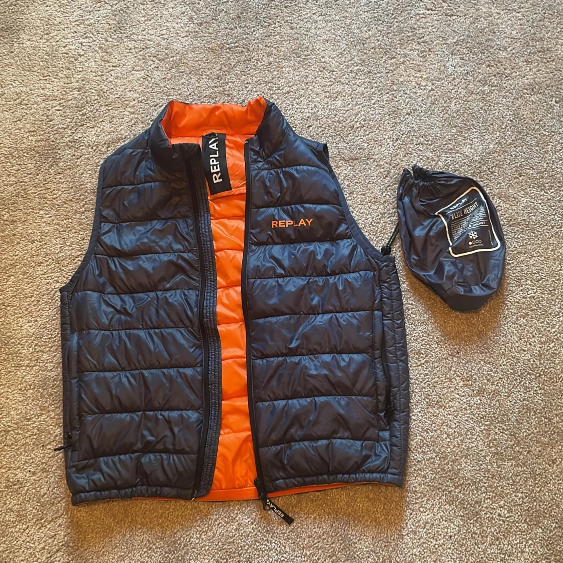 Svart dunväst från Replay med orange foder