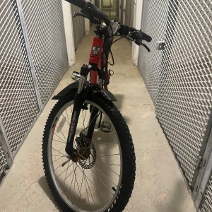 GT  Mountain Bike - OBS!  Det finns möjlighet att hämta den direkt i Södertälje och skippa betala frakten.   Stabil och pålitlig mountainbike från GT med Shimano växlar och skivbromsar. Amerikansk design med robust ram och sportig känsla. Perfekt för både stad och terräng.
