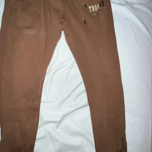 Bruna mjukisbyxor från Trapstar M -  Trapstar mjukis i brun och det är inte använd och priset går att diskuteras 