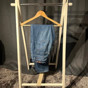 Dondup Jeans - Dondup Jeans Storlek: 34 Skick: 9/10 Färg: Blå Hör av er vid fler frågor eller funderingar!✌️😊//Hugo