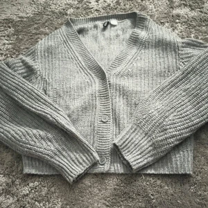 Grå stickad kofta - Mysig grå stickad kofta från H&M i strl M💞