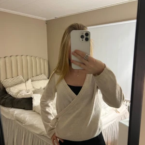 Beige omlottkofta i ullmix - Använt 2-3 ggr. Från kapphal. Inte nopprig 