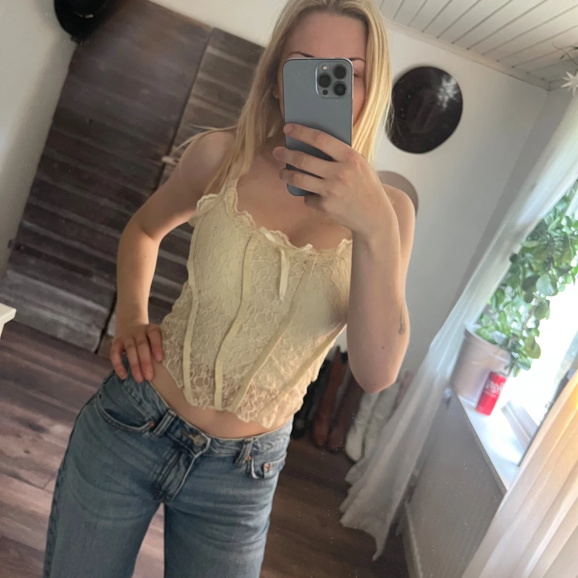 Beige spetsig korsett-topp med rosett - 1