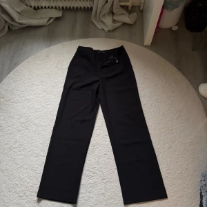 Svarta kostymbyxor - Svarta kostymbyxor ifrån lager 157 som aldrig är använda. De är i storlek XS men skulle säga mer som S/M 🥰