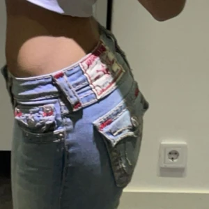 True Religion Low Waist Jeans - ✨PRIS GÅR ATT DISKUTERA VID SNABB AFFÄR✨    Säljer ett par lågmidjade jeans från True Religion som är straight leg, dom är ljusblå med unika detaljer och synliga sömmar, som ger den lilla extra effekten på hela outfiten! Verkligen ett par av mina favorit jeans, men säljer då dom tyvärr blivit för små!! Använda några gånger, men ser ut som ny skick.