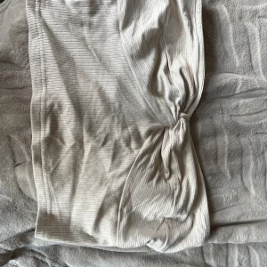 Topp - Säljer en beige ribbad topp från SHEIN i mjukt och stretchigt material 