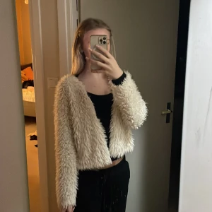 Söt vit kofta  - Vit kofta. Matchar med allt 