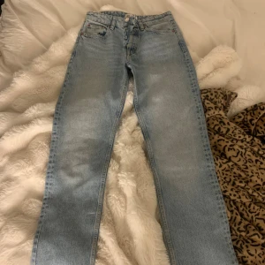 Zara mid rise jeans  - Oanvända Zara jeans i storlek 36. Mid rise🤍