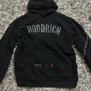 Svart hoodie från Hoodrich - svart hoodrich hoodie har haft den under sommaren typ 3-4 gånger men jag fick en lite hål på den man märker knappast men de allt annars den är bra snygg och stilig 