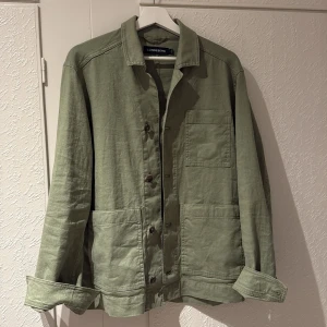 Grön overshirt från J.Lindeberg - Stilren grön overshirt från J.Lindeberg i bomull.  Perfekt lager-på-lager plagg! Den är i nyskick och använd enstaka gång då den är förstor. Nypris 2000kr