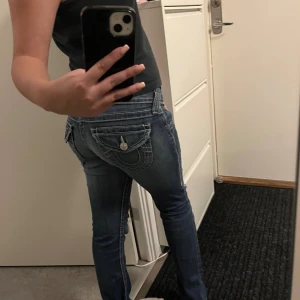 True religion jeans - Säljer dessa true religion jeans då de inte kommer till användning. De är i storlek W25. De är uppsydda då de var för långa för mig. OBS! Jag är 155cm lång. Jag skulle säga att de är raka/skinny i modellen. De är lågmidjade. Skriv för fler bilder! Midjemåttet är 36 cm och Innerbenslängden är 73 cm.