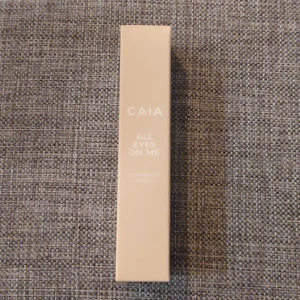 CAIA All Eyes On Me Eyeshadow Primer - Säljer en CAIA All Eyes On Me eyeshadow primer i obruten förpackning. Fick denna i caias julkalender men säljer då jag inte kommer ha användning för den. Går att pruta.