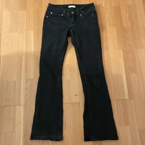 Bootcut jeans low waist - Säljer mina ultra low waist jeans ifrån Gina tricot. Dem är knappt använda och har coola fickor där bak med en knapp. Är 159 cm och jeansen passar perfekt. Vid frågor och bilder skriv gärna🩷