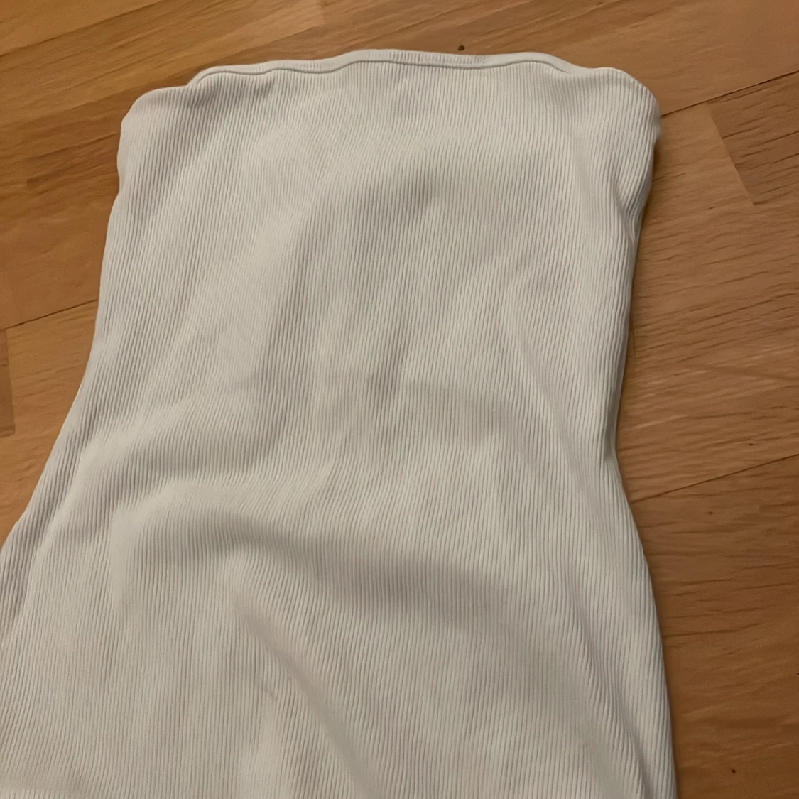 Vit axelbandslös långklänning med slits - 3