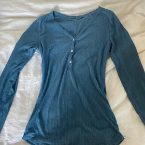 Blå tröja - Fin turkos blå tröja med knappar. Sitter tajt på kroppen och ger mig twilight vibes💕💕