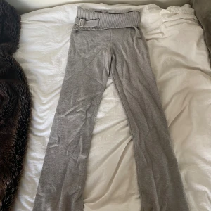 Grå yoga byxor - Grå flared yoga byxor i strl s💕💕