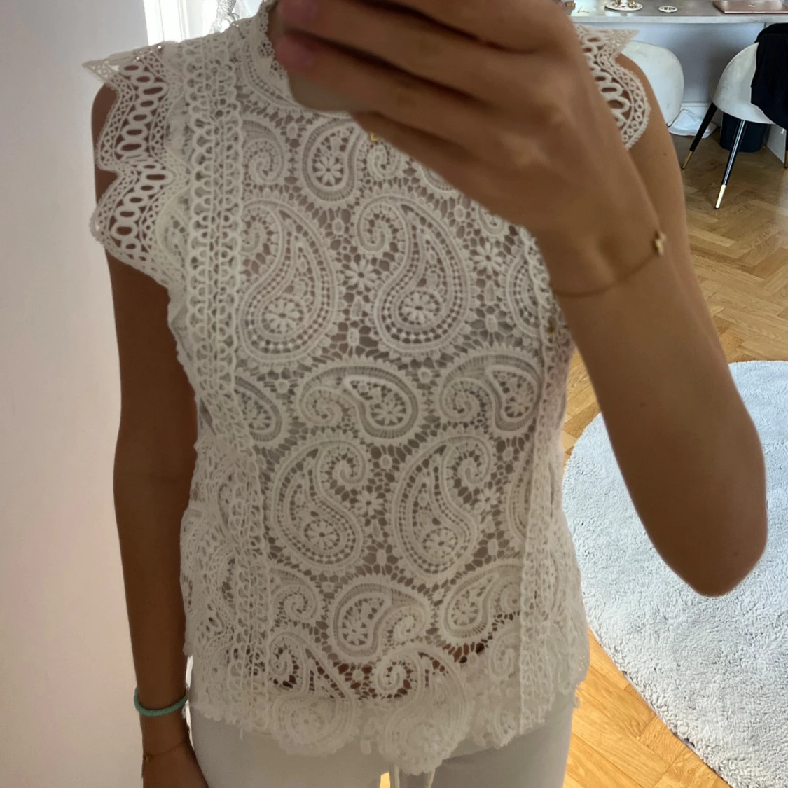 Vit spetsblus med paisleymönster