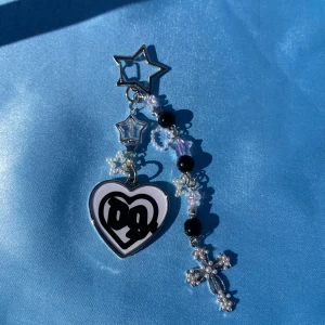 DRAIN GANG - LOVEPILL pearlcross - keychain - 1st Keychain med BLADEE motiv. Alla DRAIN GANG beställningar kommer med foto + DRAINBABY sticker. Alla beställningar kommer med freebies!