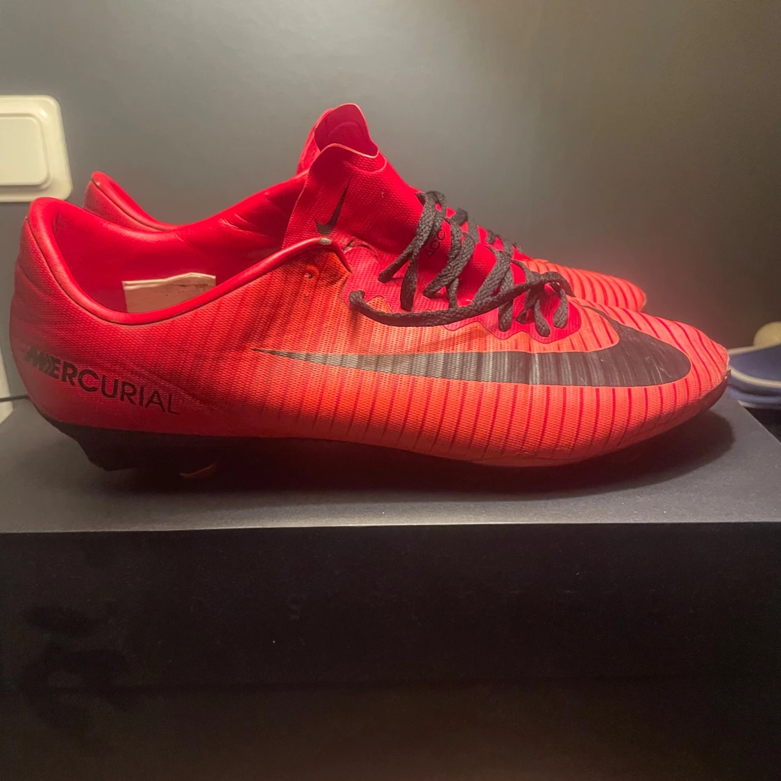 Nike Mercurial röda fotbollsskor