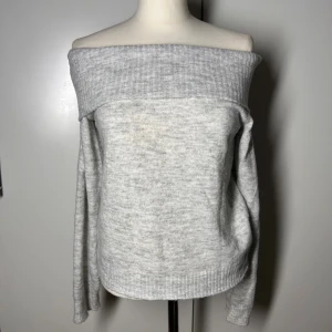 Stickad off shoulder tröja  - Stickad off shoulder tröja från h&m. Storlekslappen är bortklippt men den passar en xs. Köp sker via köp nu, jag postar inom 24h. Kvar tills markerad såld 