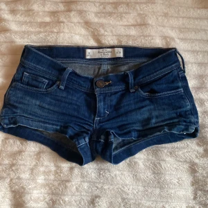 Korta lågmidjade jeansshort Abercrombie & Fitch - Korta lågmidjade Jeansshorts från Abercrombie & Fitch i storlek W24. Pris kan diskuteras!❣️