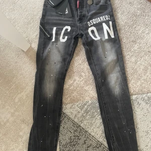 Trendiga Dsquared Slim Jeans – Storlek 42/28 - Snygga Dsquared slim fit jeans i svart med en snygg grå ton. Trendiga och sitter riktigt bra på! Bra skick – nästan som nya. Nypris flera tusen, säljer billigt för 400 kr. Perfekta till hösten 🍂👖                                                         #dsquared #jeans #svartajeans #slimfit #streetwear #herrmode #trendiga #plickfynd