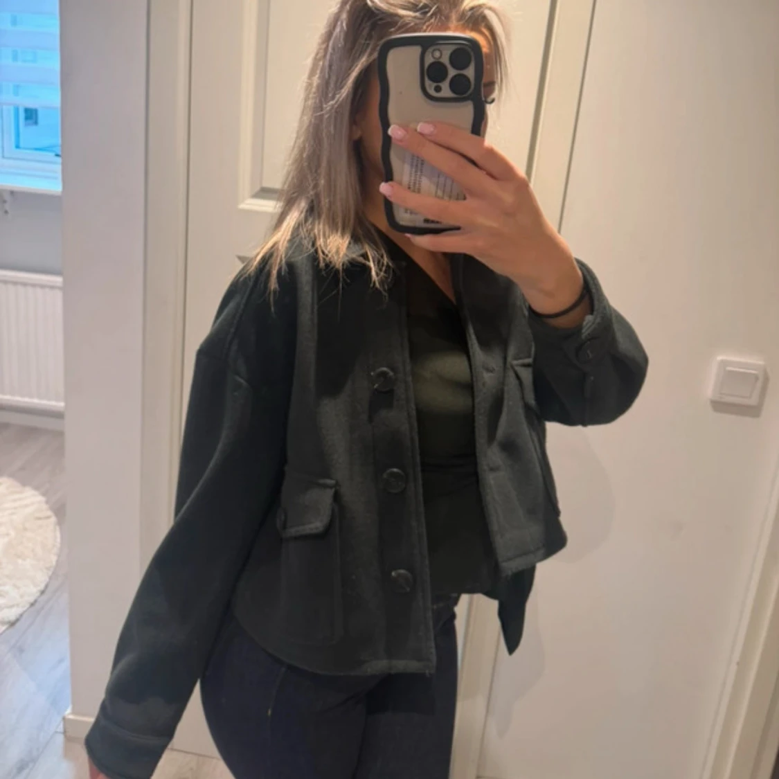 Svart croppad overshirt med fickor - 2