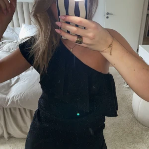 Glittrig topp - Svart glittrig topp, perfekt för nyår eller fest! Lapp med storlek är tyvärr bortklippt men skulle säga att den passar xs-s. Stretchigt material. Pris kan diskuteras🥰