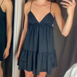 Svart kort klänning från Zara - Supersöt svart klänning från Zara. 