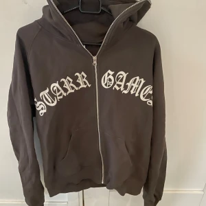 Zip hoodie från Junkyard - Säljer en holdie från junkyard i storlek M, modellen är ca 180cm. Hör av dig vid funderingar!