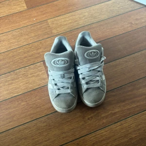 Gråa Adidas Campus sneakers - Säljer ett par gråa Adidas Campus sneakers storlek 36/5