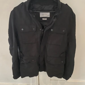 Svart fieldjacket från Zara Man - Svart fieldjacket från Zara Man i storlek M, modellen är ca 180cm. Hör av dig vid funderingar!