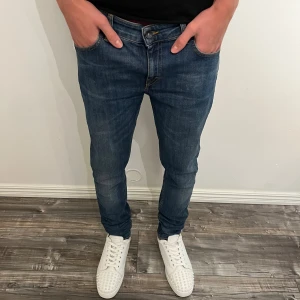 Blå jeans från Tiger of Sweden modell Slight 31/32 - Modell: 178 cm och väger 67 kg Sckik:10/10                                                Hör av er om ni har frågor.