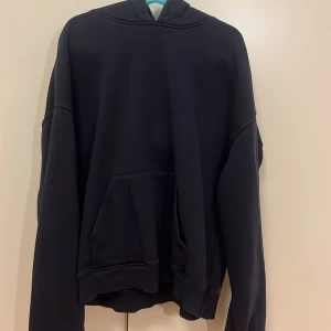  oversized hoodie med huva - Säljer en marinblå hoodie från Gina i storlek xs 💕