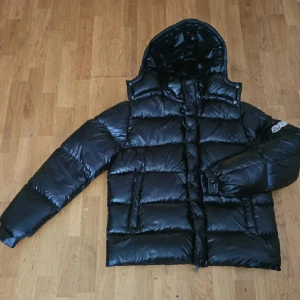 Moncler jacka  - Tja! Säljer nu min Moncler jacka i storkek 4 sol motsvarar i färgen svart med dubbel logga på armen, passar dem som är 180-190, skriv om ni har några frågor eller funderingar🙌🙌🙌