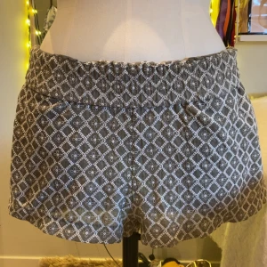 Mönstrade shorts - Snygga gröna shorts med vitt broderat rutmönster. De har en bekväm resår i midjan och är tillverkade i ett mjukt bomullstyg. Perfekta för varma dagar när du vill ha något luftigt och stilrent. Använt fåtal gånger💞passar xs-m