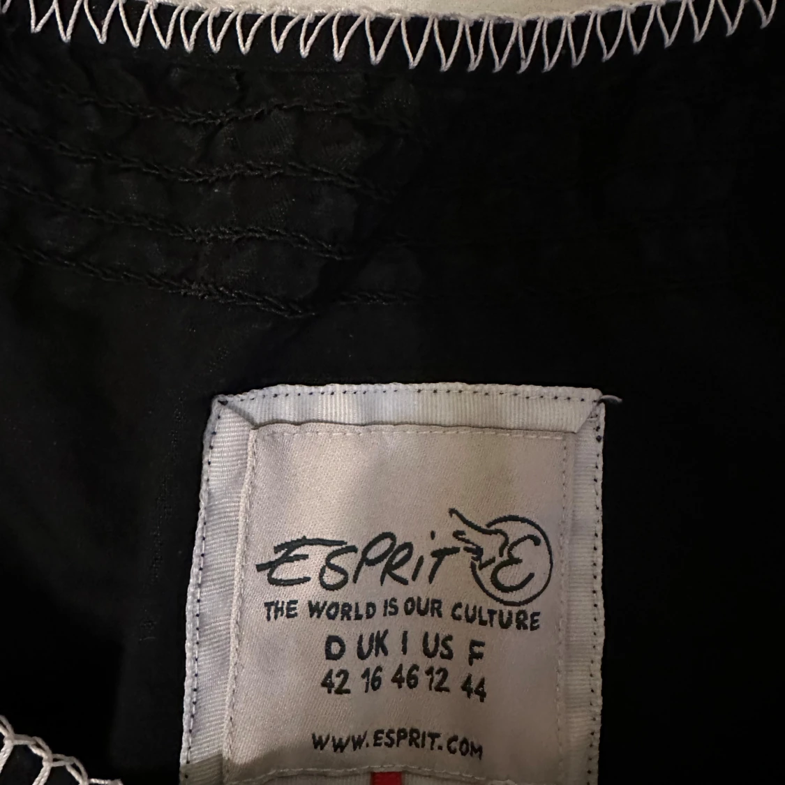 Svart blus med broderi från Esprit - 2