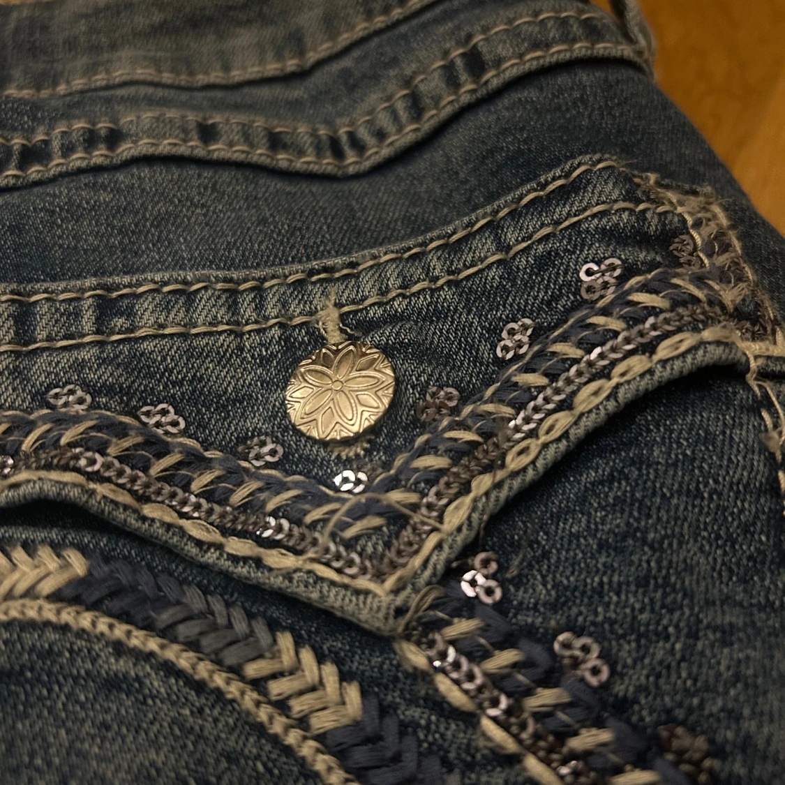 Blå jeans med broderad bakficka - 4