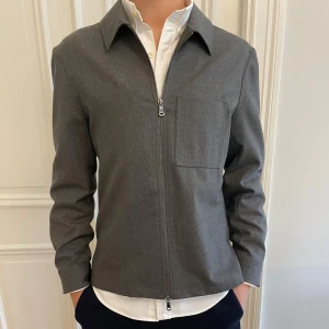 J.Lindeberg overshirt - Säljer min otroligt snygga ull overshirt med fordring i ärmarna. Den är från J.Lindeberg och kostar 4000kr i nypris men jag säljer den för 999kr eftersom den är i exceptionellt skick, men jag vill även att den ska komma till användning. Priset kan dock förhandlas. Storleken är S men passar även M.  