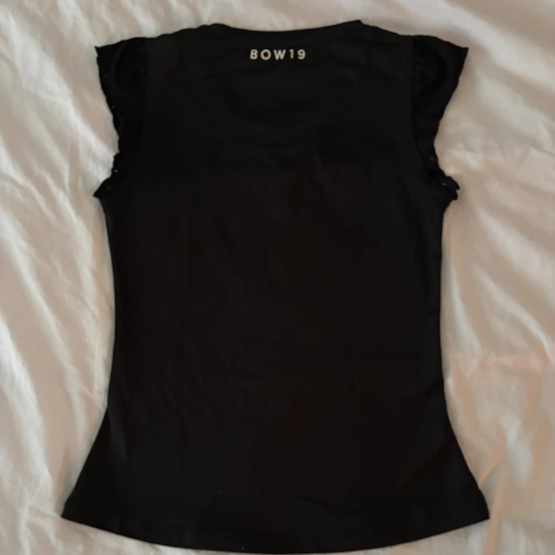 Svart topp med volangärm från BOW19 - 1