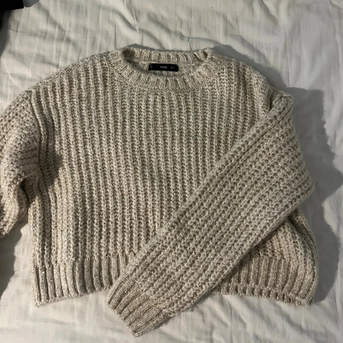 Beige stickad tröja med guldglitter - 2