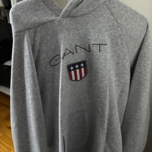 Grå hoodie från Gant - GANT hoodie i storlek S. Använd 1-2 gånger💕Nypris 800kr💕